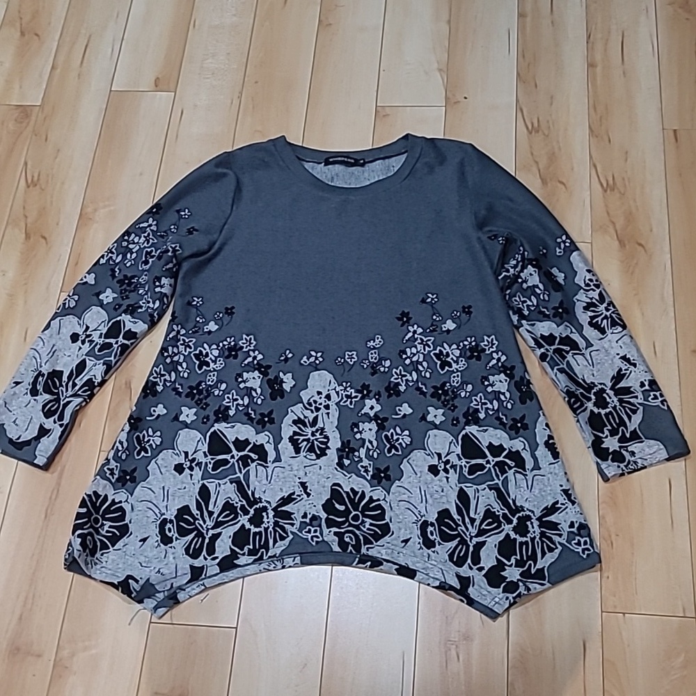 Whispers women's size medium shirt